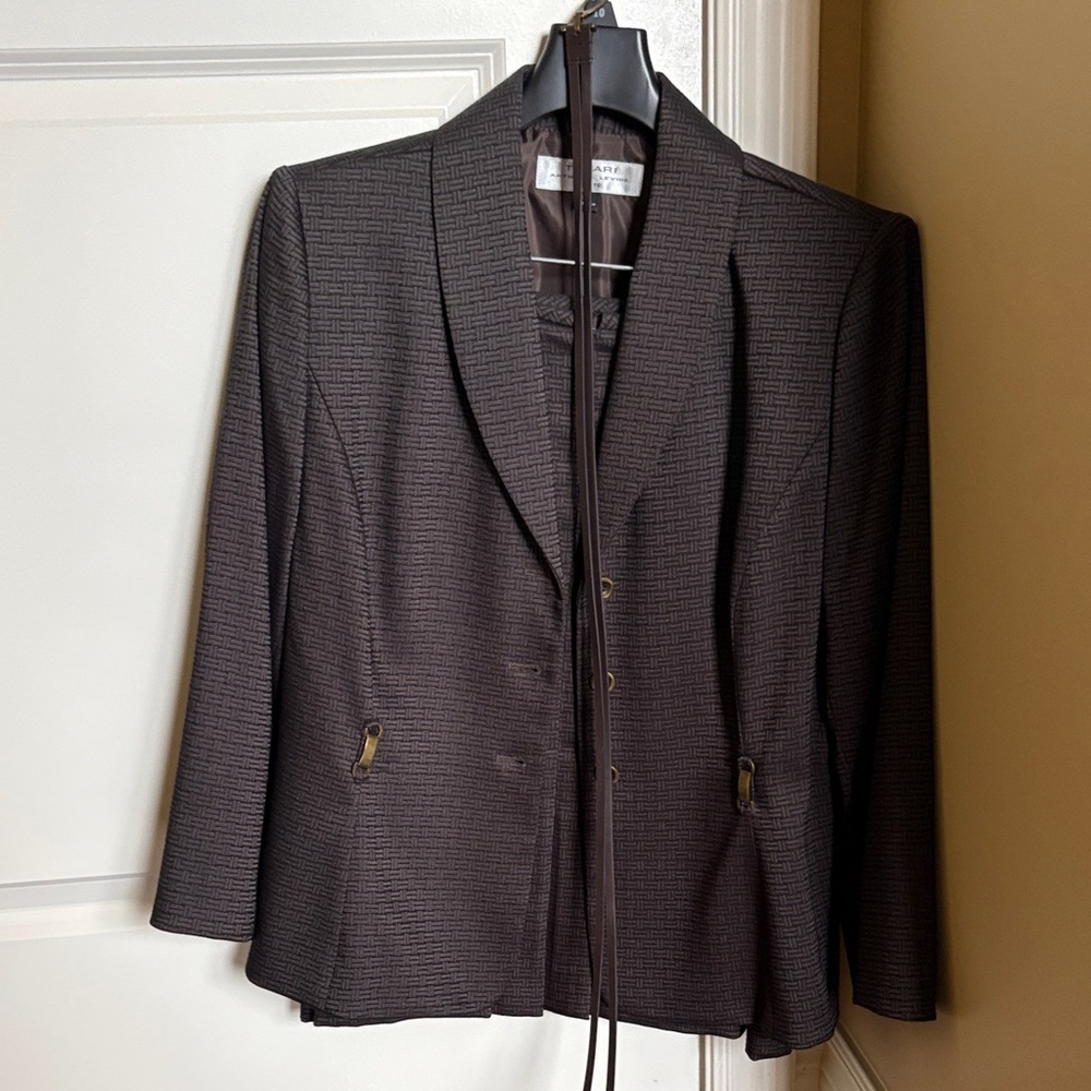 EUC Tahari Arthur S Levine 10P Skirt Suit
